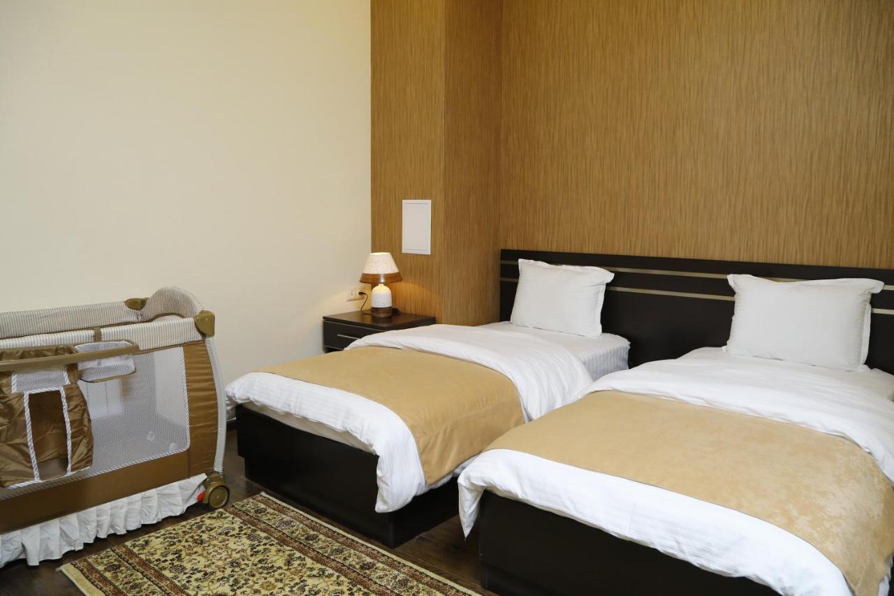 Tomu'S Hotel Гюмри Екстериор снимка
