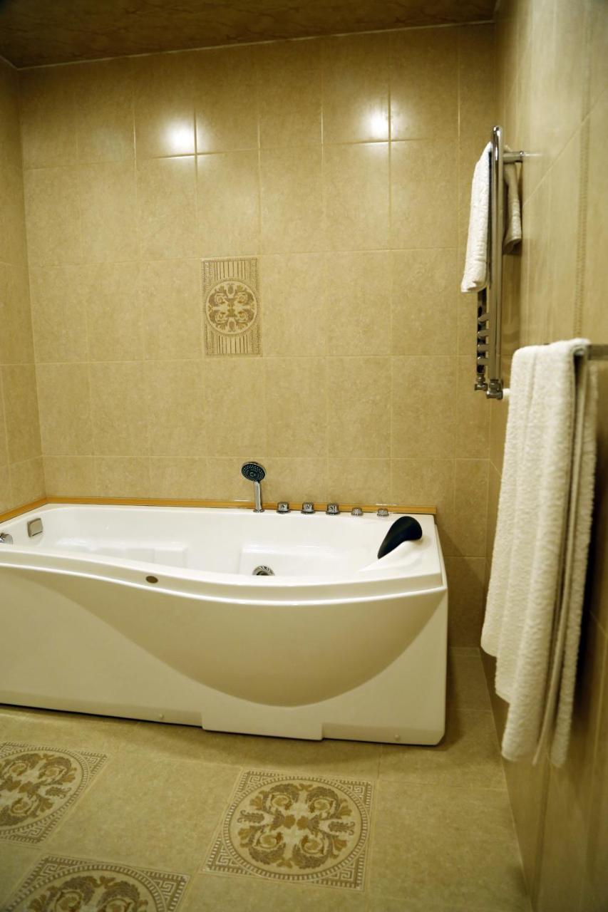 Tomu'S Hotel Гюмри Екстериор снимка